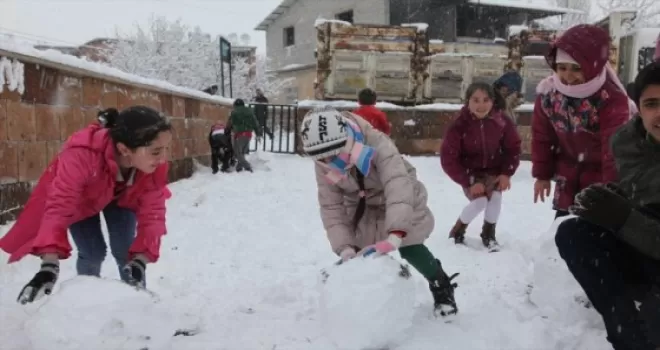 Van ve Bingöl'de eğitime kar engeli