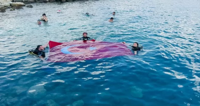 Zafer Bayramı’nı Saros’da bayrak açarak kutladılar