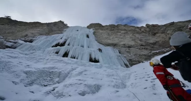 Erzurum'da donmuş şelaleye tırmandılar!