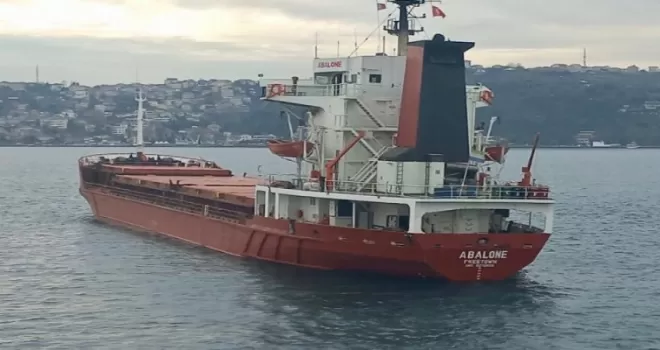 İstanbul Boğazı'nda arızalanan hurda yüklü gemi Sarıyer'e çekildi