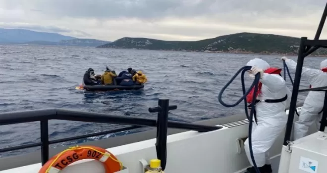 İzmir Çeşme'de 40 düzensiz göçmen kurtarıldı